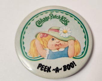 Épinglette vintage des années 80 Cabbage Patch Kidd PEEK-A-BOO ! Copyright 1983 objet de collection