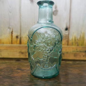 Bouteille en verre vert épais vintage des années 40, décor nostalgique de mélange de fruits en relief, Canada 4 x 8,5 po. sans bouchon, cerises, poire, raisins et pomme n° 3 image 1