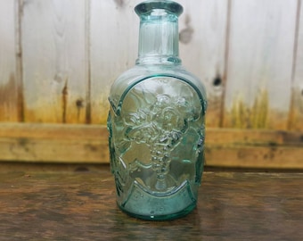 ヴィンテージ 1940 年代 重厚なグリーンガラスボトル エンボス加工 フルーツメドレー ノスタルジックな装飾 カナダ 4 インチ × 8.5 インチ コルクなし チェリー 洋ナシ ブドウ & リンゴ No. 3