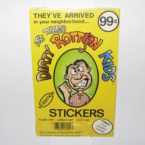 Puede incluir: Un paquete de pegatinas amarillo y naranja con un personaje de dibujos animados con una expresión traviesa. El texto en el paquete dice "It's Those Rotten Kids" y "1st Edition". El paquete contiene 8 pegatinas y un mini póster gratis.