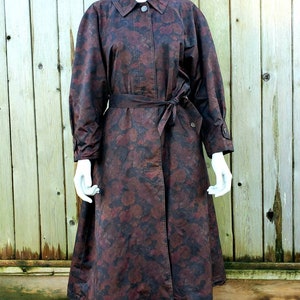 Vintage regnjacka från 1960-talet - Royal Blizzand - Paris Brand - Mörkröd rosblommig - Tissu Tergal Boussac - Storlek M - Knytband i midjan - haute couture bild 3
