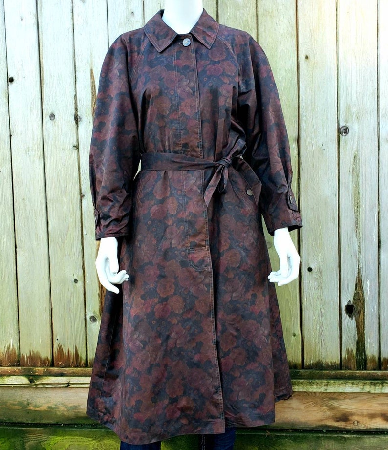 Vintage regnjacka från 1960-talet - Royal Blizzand - Paris Brand - Mörkröd rosblommig - Tissu Tergal Boussac - Storlek M - Knytband i midjan - haute couture bild 3
