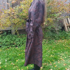 Vintage regnjacka från 1960-talet - Royal Blizzand - Paris Brand - Mörkröd rosblommig - Tissu Tergal Boussac - Storlek M - Knytband i midjan - haute couture bild 4