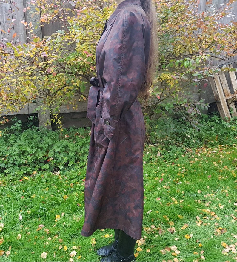 Vintage regnjacka från 1960-talet - Royal Blizzand - Paris Brand - Mörkröd rosblommig - Tissu Tergal Boussac - Storlek M - Knytband i midjan - haute couture bild 4