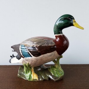 Vintage 80-talsfigur av gräsand i keramik - Signerad G. HARLTON 1981 - Blankt glaserad keramisk hyllprydnad bordsdekoration 18 cm lång 15 cm hög