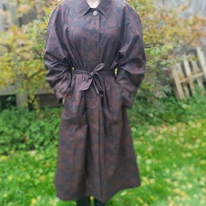 Vintage regnjacka från 1960-talet - Royal Blizzand - Paris Brand - Mörkröd rosblommig - Tissu Tergal Boussac - Storlek M - Knytband i midjan - haute couture bild 1