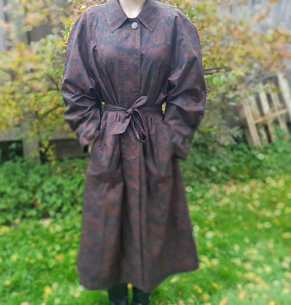Vintage 1960s Rain Coat - Royal Blizzand - Paris Brand - Dark Red Rose Floral  - Tissu Tergal Boussac - Sz M - Tie Waist -haute couture
