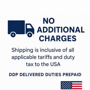 以下が含まれることがあります： 白地に濃紺のテキストと濃紺のトラックのグラフィック。テキストは「NO ADDITIONAL CHARGES」と「Shipping is inclusive of all applicable tariffs and duty tax to the USA」と書かれています。アメリカの国旗が含まれています。