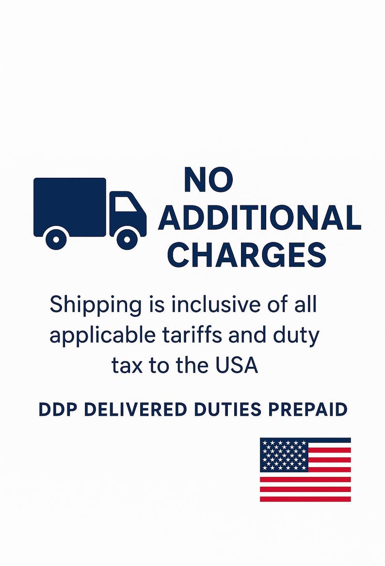 以下が含まれることがあります： 白地に濃紺のテキストと濃紺のトラックのグラフィック。テキストは「NO ADDITIONAL CHARGES」と「Shipping is inclusive of all applicable tariffs and duty tax to the USA」と書かれています。アメリカの国旗が含まれています。