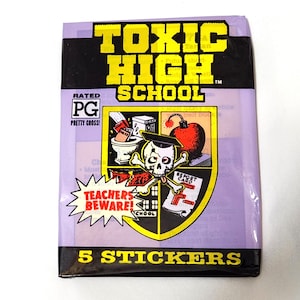 Puede incluir: Un paquete de 5 pegatinas de color morado y amarillo con el texto "Toxic High School" y un gráfico de calavera y huesos cruzados. El paquete incluye 5 pegatinas y está clasificado como PG.