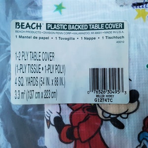 以下が含まれることがあります： ミッキーマウスのデザインが施された、プラスチック製のテーブルカバー。 パッケージには「BEACH PLASTIC BACKED TABLE COVER」の文字と、137cm x 223cmのサイズが記載されています。 テーブルカバーは1〜2層です。