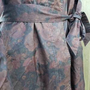Vintage regnjacka från 1960-talet - Royal Blizzand - Paris Brand - Mörkröd rosblommig - Tissu Tergal Boussac - Storlek M - Knytband i midjan - haute couture bild 10