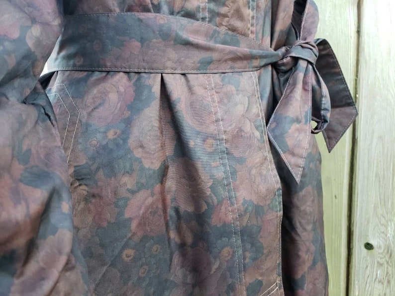 Vintage regnjacka från 1960-talet - Royal Blizzand - Paris Brand - Mörkröd rosblommig - Tissu Tergal Boussac - Storlek M - Knytband i midjan - haute couture bild 10