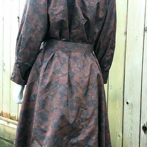Vintage regnjacka från 1960-talet - Royal Blizzand - Paris Brand - Mörkröd rosblommig - Tissu Tergal Boussac - Storlek M - Knytband i midjan - haute couture bild 8