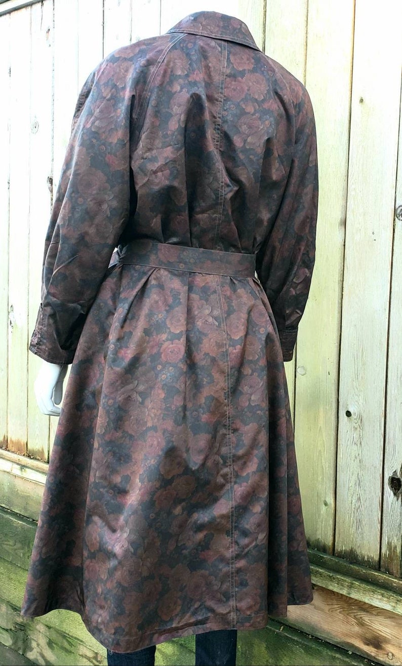 Vintage regnjacka från 1960-talet - Royal Blizzand - Paris Brand - Mörkröd rosblommig - Tissu Tergal Boussac - Storlek M - Knytband i midjan - haute couture bild 8