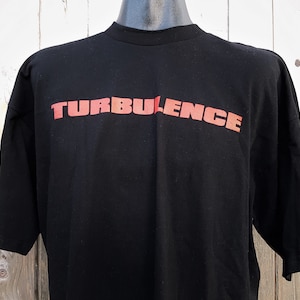 Maglietta vintage anni '90 del film TURBULENCE 'Fear Is In The Air' - Maglietta promozionale dell'uscita MGM del 1997 - Maglietta aerodinamica XL con scritta Film Crew, realizzata negli Stati Uniti, per voli in aereo