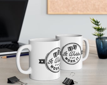 Funciona si lo trabajas Taza de cerámica de 11 oz Un gran regalo para alguien en recuperación y celebrando su sobriedad en AA NA o cualquier programa de 12 pasos