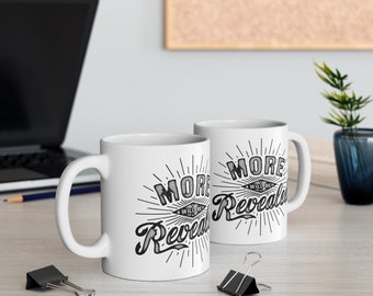 Taza de cerámica More Will Be Revealed de 11 oz. Gran regalo para alguien en recuperación y celebrando su sobriedad en AA NA o cualquier programa de 12 pasos.