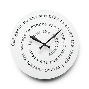 Könnte beinhalten: Eine weiße Uhr mit schwarzen Zeigern und einem schwarzen Zentrum. Das Zifferblatt der Uhr hat das Gelassenheitsgebet um den Rand gedruckt: "Gott gebe mir die Gelassenheit, die Dinge anzunehmen, die ich nicht ändern kann, den Mut, die Dinge zu ändern, die ich kann, und die Weisheit, den Unterschied zu erkennen."