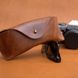 Personalized  sunglasses case vintage brown vegetable tanned leather glasses case, fits all sunglass