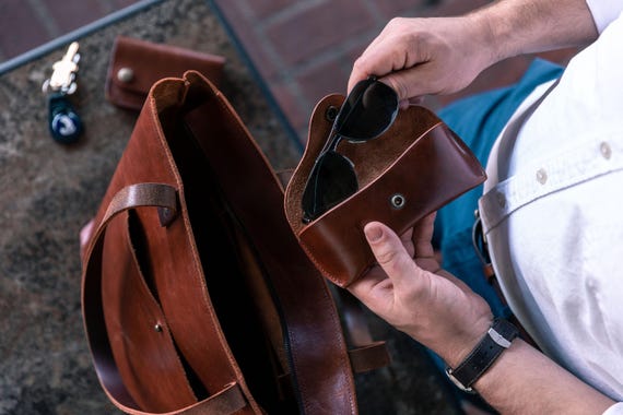 Leather Glasses case with AirTag sleeve personalized eyeglass case, reading glasses case, veg tan leather sunglasses case brillenetui leder