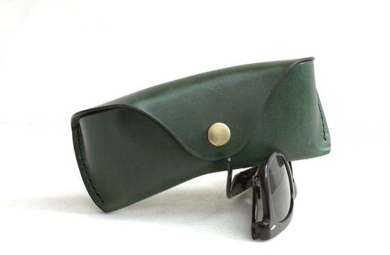 Leather Glasses case Green with AirTag holder, personalized sunglasses case, veg tan leather eyeglass case