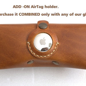 Supporto AirTag aggiuntivo per tutti gli astucci per occhiali Celyfos®, astucci per occhiali da vista, astucci per occhiali da lettura, astucci per occhiali da sole in pelle color cuoio vegetale.