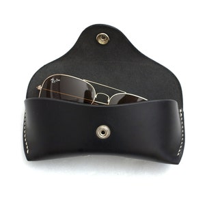 Leder Brillenetui schwarz mit AirTag Halter, Brillenetui personalisiert, Brillenetui aus pflanzlich gegerbtem Leder Bild 6