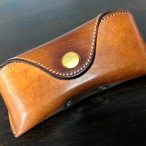 Leather Sunglasses Case hard for Ray Ban Wayfarer, aviator Persol, Maui Jim. New fresh vegetable tanned leather which develops a unique patina and vintage look character over time. Crush proof case. Celyfos sunglasses cases. built like a helmet