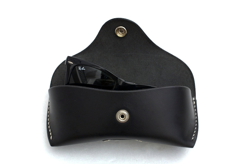 Leder Brillenetui schwarz mit AirTag Halter, Brillenetui personalisiert, Brillenetui aus pflanzlich gegerbtem Leder Bild 7