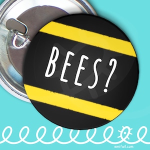 Könnte beinhalten: Ein schwarz-gelb gestreifter Knopf mit dem Text "BEES?" in Weiß.