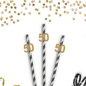 Può includere: Tre cannucce di carta a strisce bianche e nere con decorazioni dorate '50'. Le cannucce sono su uno sfondo bianco con coriandoli dorati sparsi intorno.
