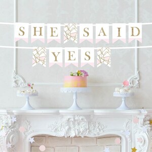 Ella dijo sí Estandarte - Estandarte de la ducha nupcial - Banner de bachelorette - decoración de la fiesta de compromiso - Ella dijo Yaaas - estandarte rosa y oro