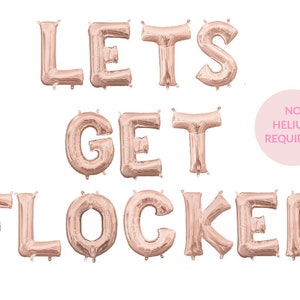 Puede incluir: Letras de globos de lámina de oro rosa que deletrean "Lets Get Flocked" con un círculo rosa que dice "¡No se necesita helio!"