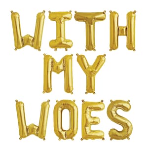Può includere: Palloncini a forma di lettere dorate in lamina che compongono la frase "With My Woes".