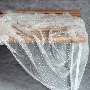 tissu en tulle blanc avec des pois en velours flocant image 6