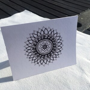 Cartes de mandala dessinées à la main, cartes de voeux zen noir et blanc