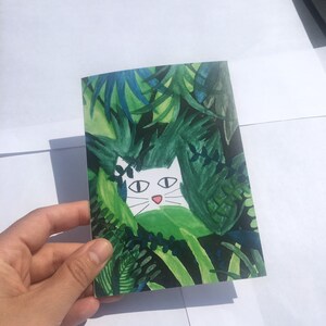 Biglietto d'auguri disegnato a mano - acquerello di gatto nella giungla