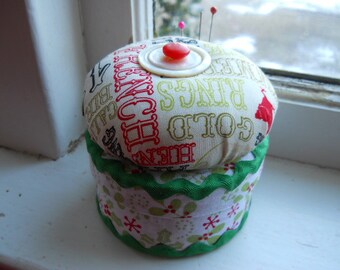 Pincushion - Coussin d’épingle fantaisiste de Noël sur une boîte ronde