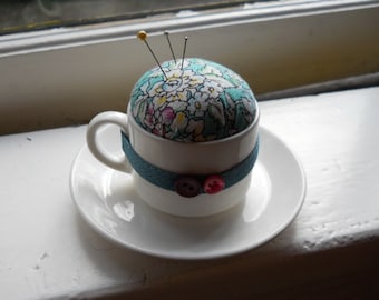 Pincushion - Petite tasse à thé blanche (sarcelle) et soucoupe - Réutilisé