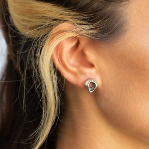 Silber Ohrstecker • Einzigartige Ohrstecker • Handgefertigte Ohrstecker • Oxidierte Ohrstecker • Zierliche Ohrringe • Rohe Ohrringe • Kleine Ohrringe