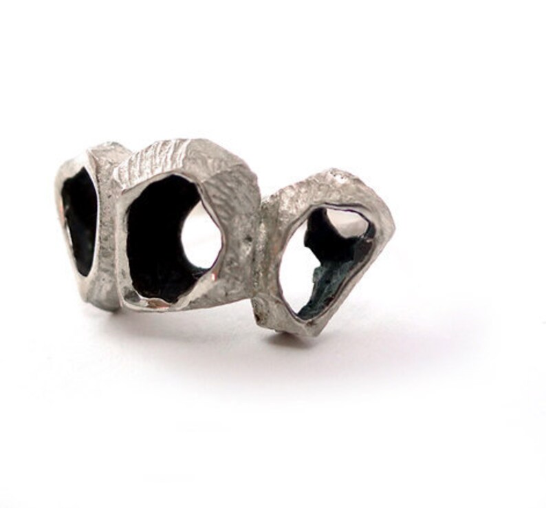 Onregelmatige dikke zilveren ring Rustieke getextureerde ring Statement zilveren ring Boho ring Cool concave zilveren ring Lacuna sieraden afbeelding 5