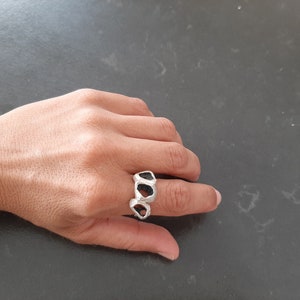 Onregelmatige dikke zilveren ring Rustieke getextureerde ring Statement zilveren ring Boho ring Cool concave zilveren ring Lacuna sieraden afbeelding 7