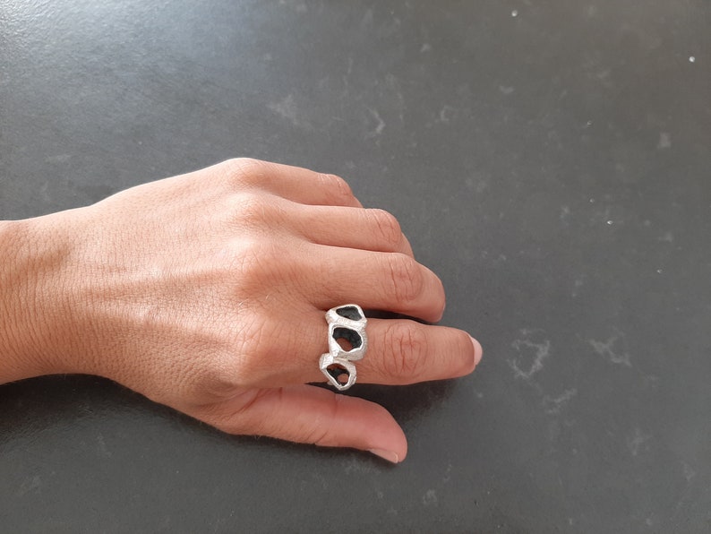 Onregelmatige dikke zilveren ring Rustieke getextureerde ring Statement zilveren ring Boho ring Cool concave zilveren ring Lacuna sieraden afbeelding 7