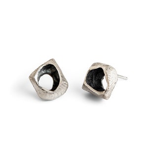 Organische Silber Ohrstecker • Ungewöhnliche Silber Ohrstecker • Rustikale Muster Ohrstecker • Natürliche Rohsilber Ohrstecker • Strukturierte Oxidiert Ohrstecker