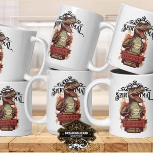 Puede incluir: Tazas de cerámica blanca con un diseño de dinosaurio. El diseño presenta un T-Rex de dibujos animados sosteniendo una taza de café, con el texto "SPIRIMAL" y "MORNING COFFEE CALM THE MONSTER". Las tazas están apiladas sobre una superficie de madera.