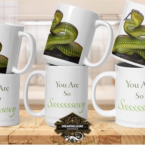 Taza de café con diseño de serpiente víbora verde
