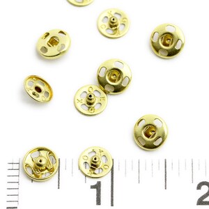 Set med högkvalitativa påsydda tryckknappar, 8 mm, 5 färger tillgängliga bild 3