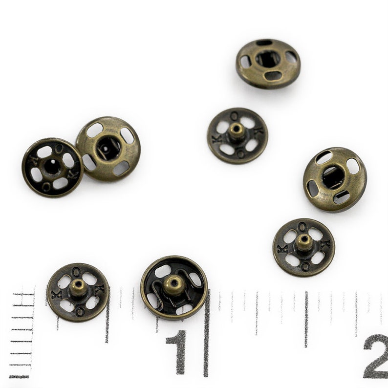 Set med högkvalitativa påsydda tryckknappar, 8 mm, 5 färger tillgängliga bild 4