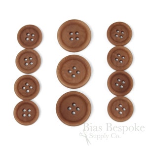 Set med LUCA klassiska matta aprikosbruna Corozo-knappar till kostym, tillverkade i Italien